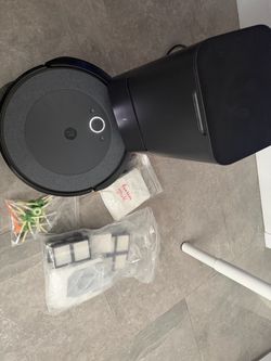 iRobot Roomba i3 with base and additional bags, filters and brushes.