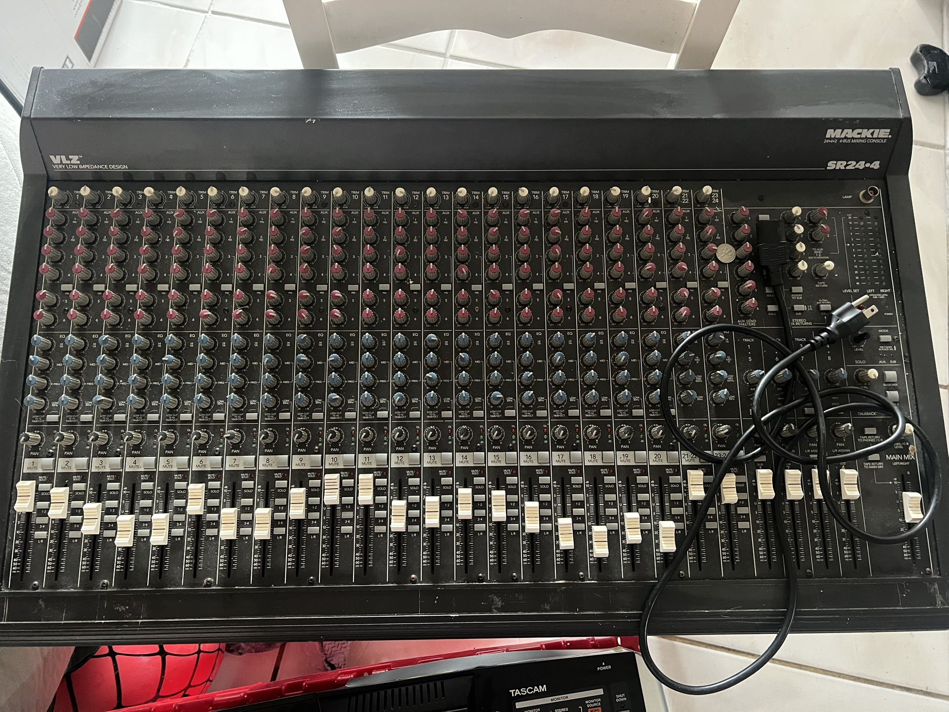 Mackie SR24•4