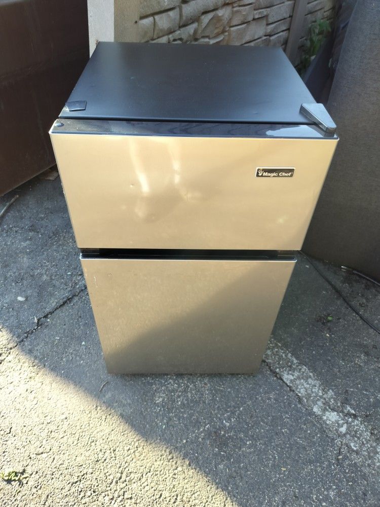 Small Fridge/ Freezer Magic Chef No Delivery NE Philly 19114 Still Available