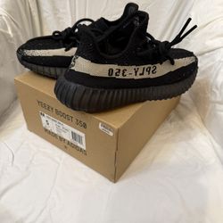 Yeezy Boost 350 V2 Women’s Size 7.  Comes With Box