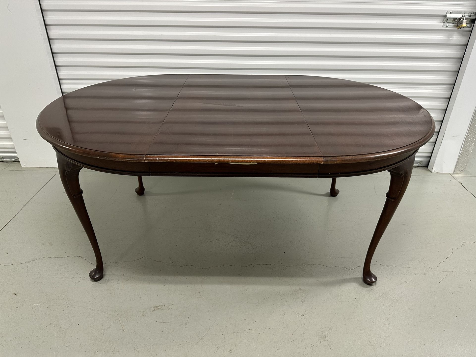 Elegant Vintage Oval Dining Table with Queen Anne Legs