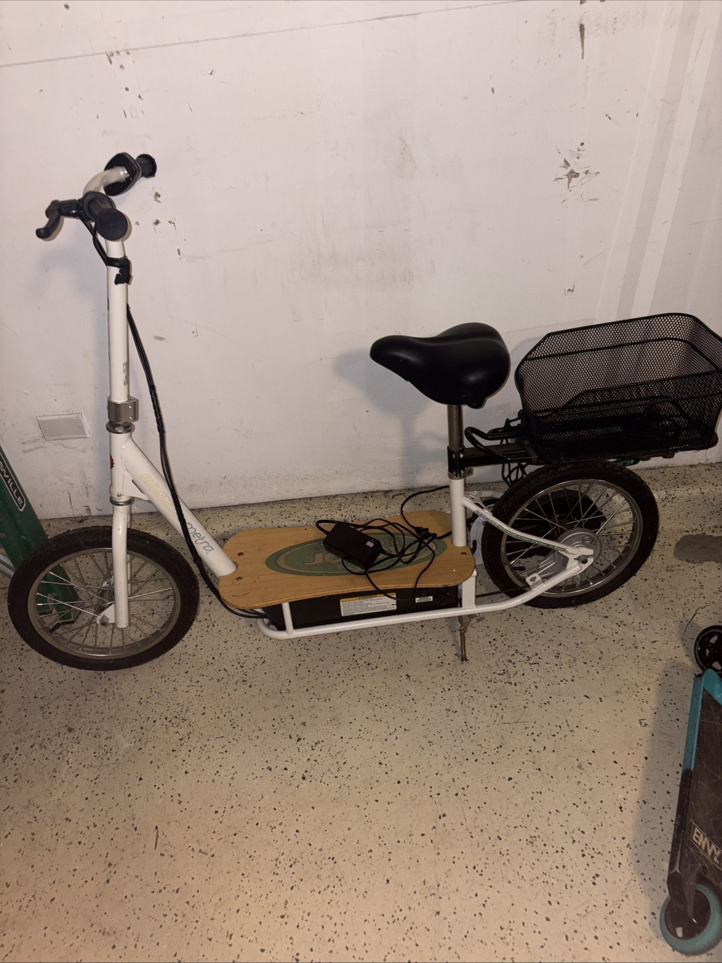 Razor EcoSmart Metro 500 W Seated Electric Scooter - White (13114501)