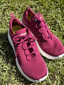 Woman shoes 9 1/2 Skechers **NEW**