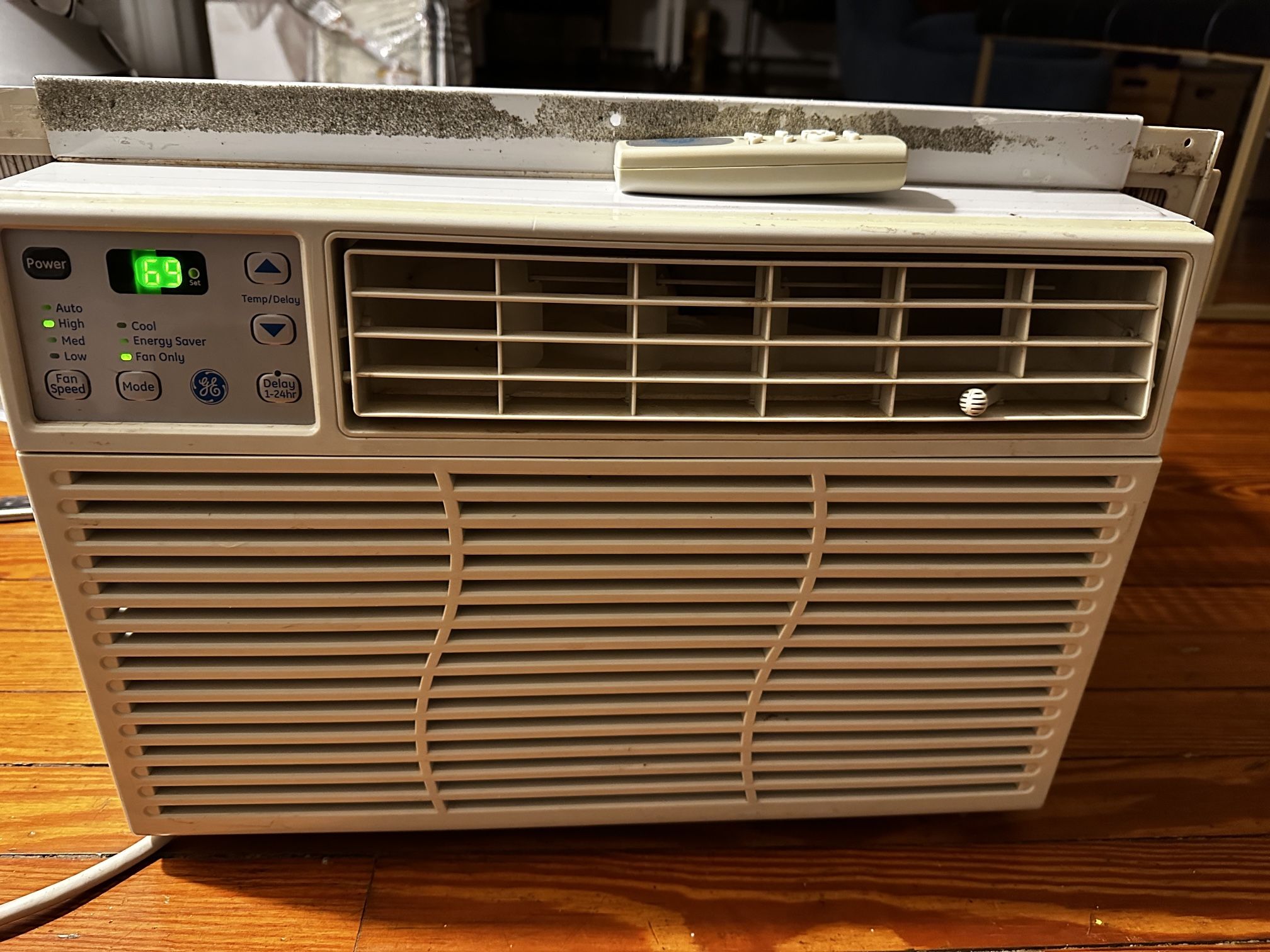 GE 6400 BTU Window Air Conditioner W/Remote and Window Kit