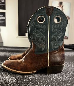 Girls sz2.5 Ariat crossfire cowboy boots
