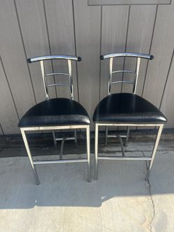 2 Vintage Bar stools No Tears Very Good Conditions Black Seat Chrome Legs