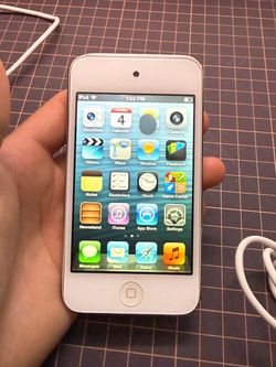 Apple iPod Touch 4th Gen 8GB White