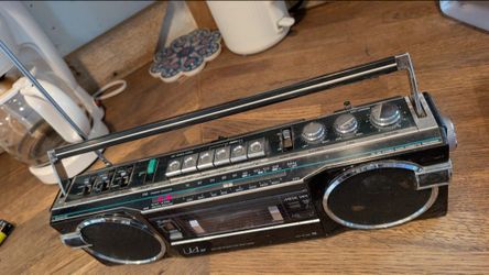Vintage Sanyo Boom box Retro Beat Box Works Battery Operated Please Read 80s