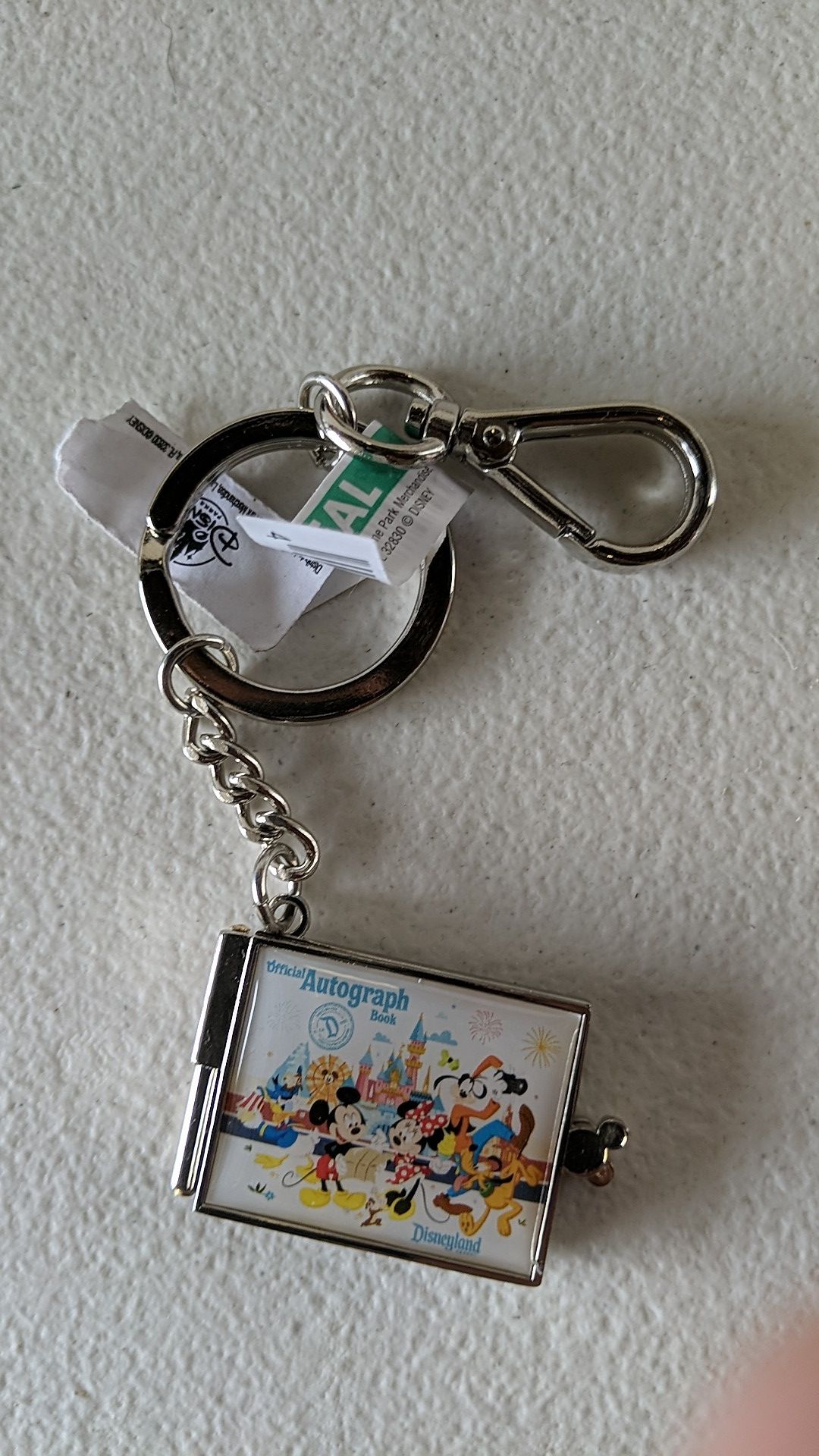 Disney autograph book keychain new 5$