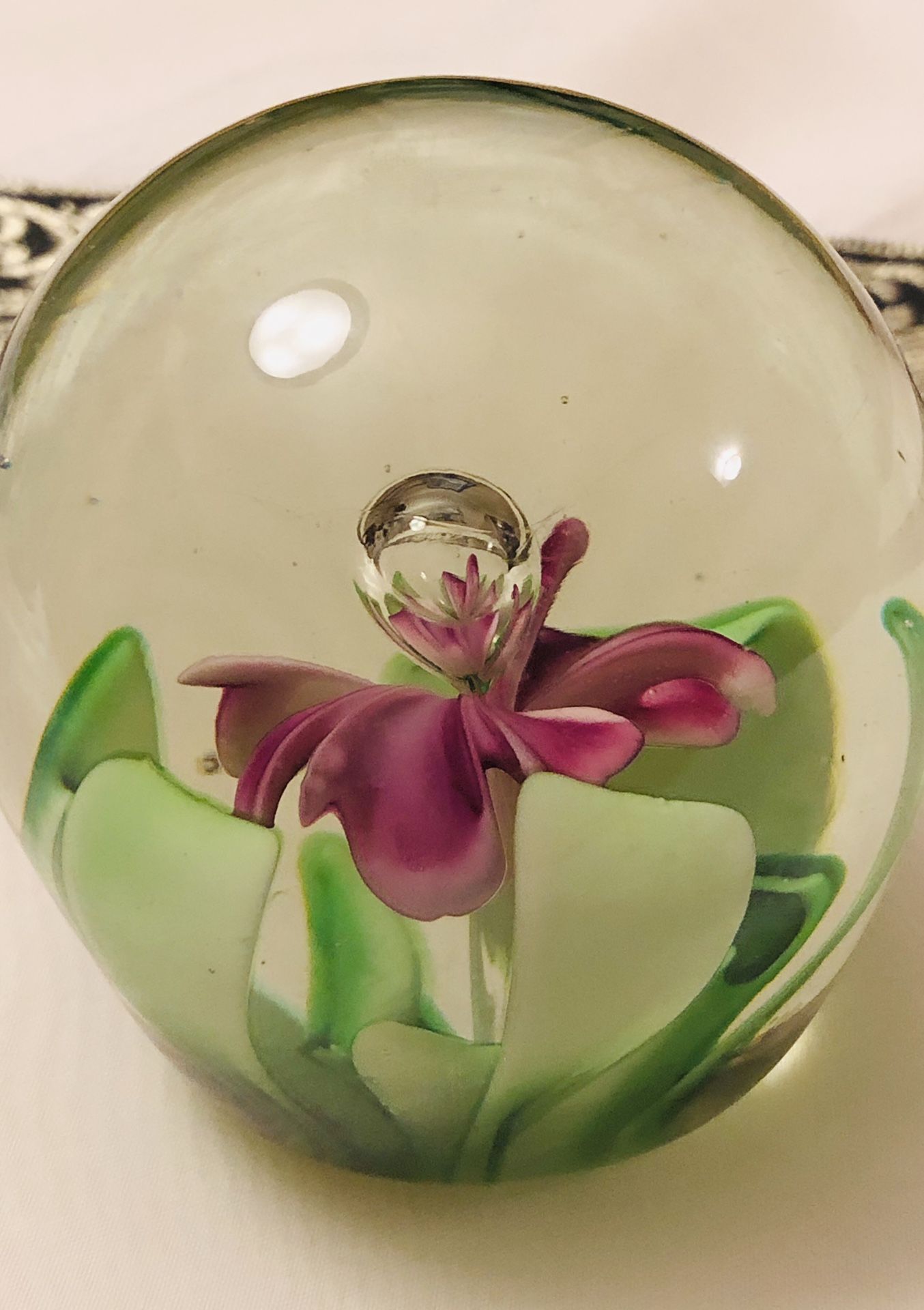 Vintage Brilliant Pink Flower 🌸 Controlled Bubble Glass Paperweight
