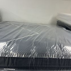 KING SIZE SIMMONS BEAUTYREST BLACK K CLASS PILLOW TOP MATTRESS & BOX SPRINGS BED SET