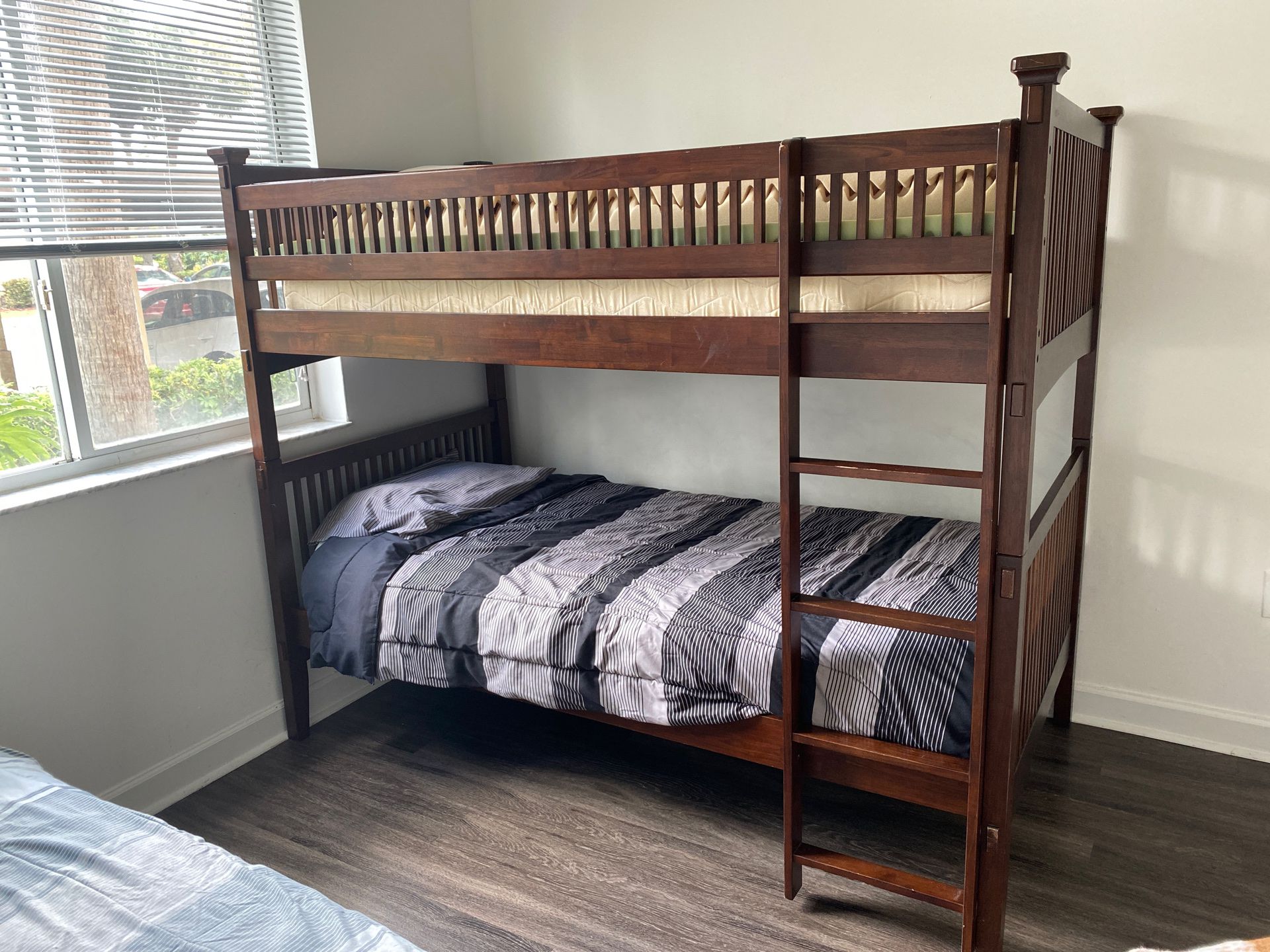 Twin bunk bed / camarote with mattress
