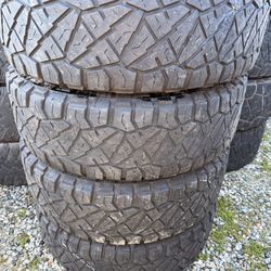 285/75r18 Nitto tires en excelentes condiciones de vida las 4