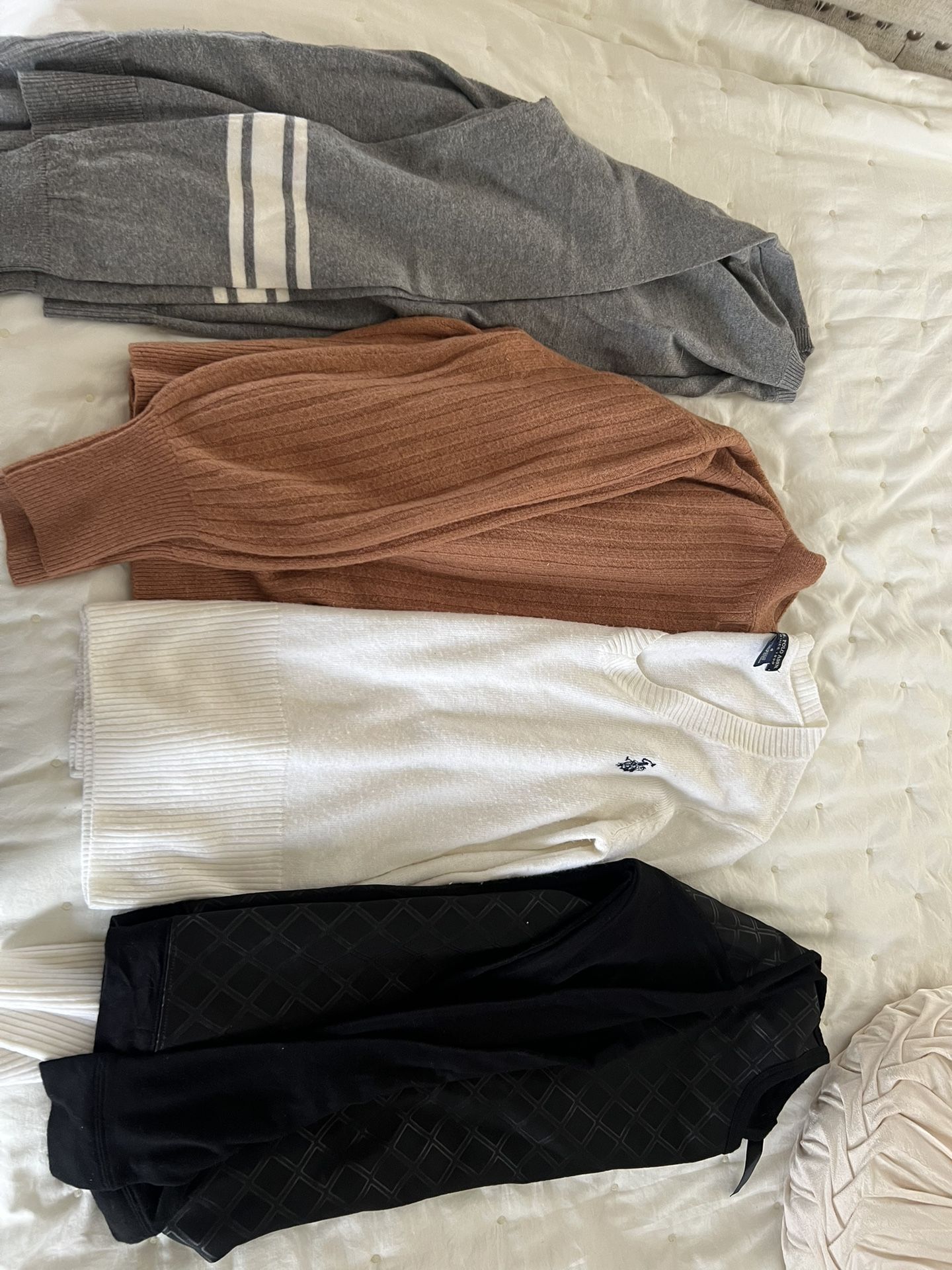 Sweaters And Cardigans 4 For 10$ Size: S/M