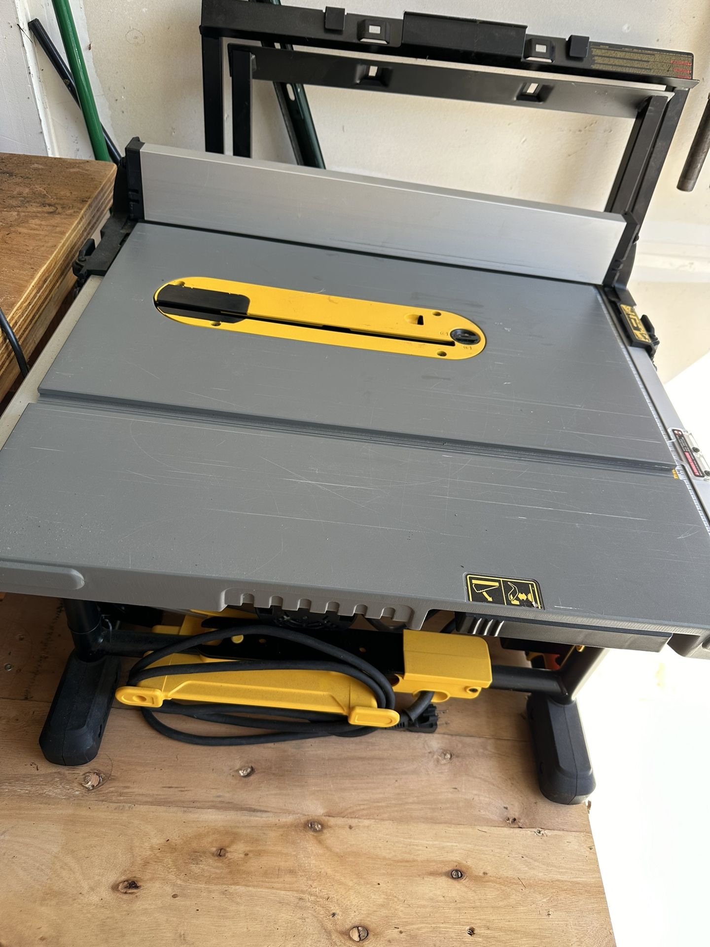 DEWALT Table Saw, 10 Inch, 15 Amp, 32 ½-Inch Rip Capacity, Dust Collector, Scissor Stand (DWE7491X)