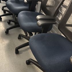 À Lot Of 30 Mesh Office Chairs For Sale Each For 