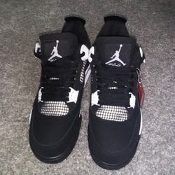 White thunders Jordan 4s size 9.5 men