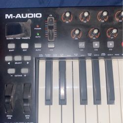 2 Octave M-audio Keyboard 