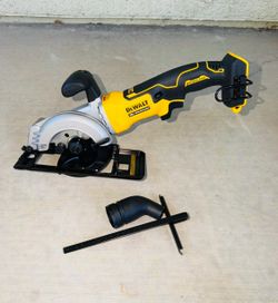 DEWALT ATOMIC 20V MAX Cordless Brushless 4-1/2 in. Circular Saw (Tool Only) New
