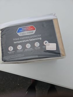 Temperature balancing fitted mattress protector