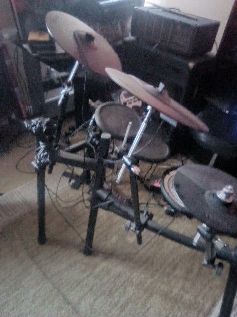 Roland Electronic Drum Set With Speakers That Come With It