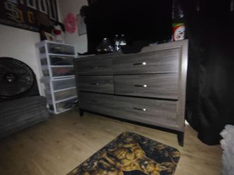 6 drawer dresser with Mirror !