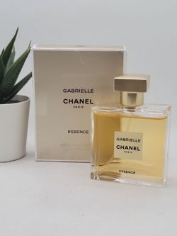 CHANEL 

GABRIELLE CHANEL ESSENCE Eau de Parfum


1.7 fl (USED 10-15%)