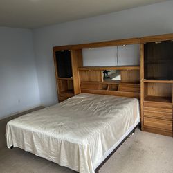 A Queen Size  Set Bedroom Oak Cabinets And Mattress  