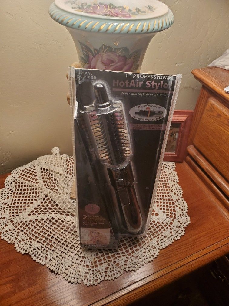 Brand New Never Opened Hot Air Styler And Brush Made By Vidal Sassoon