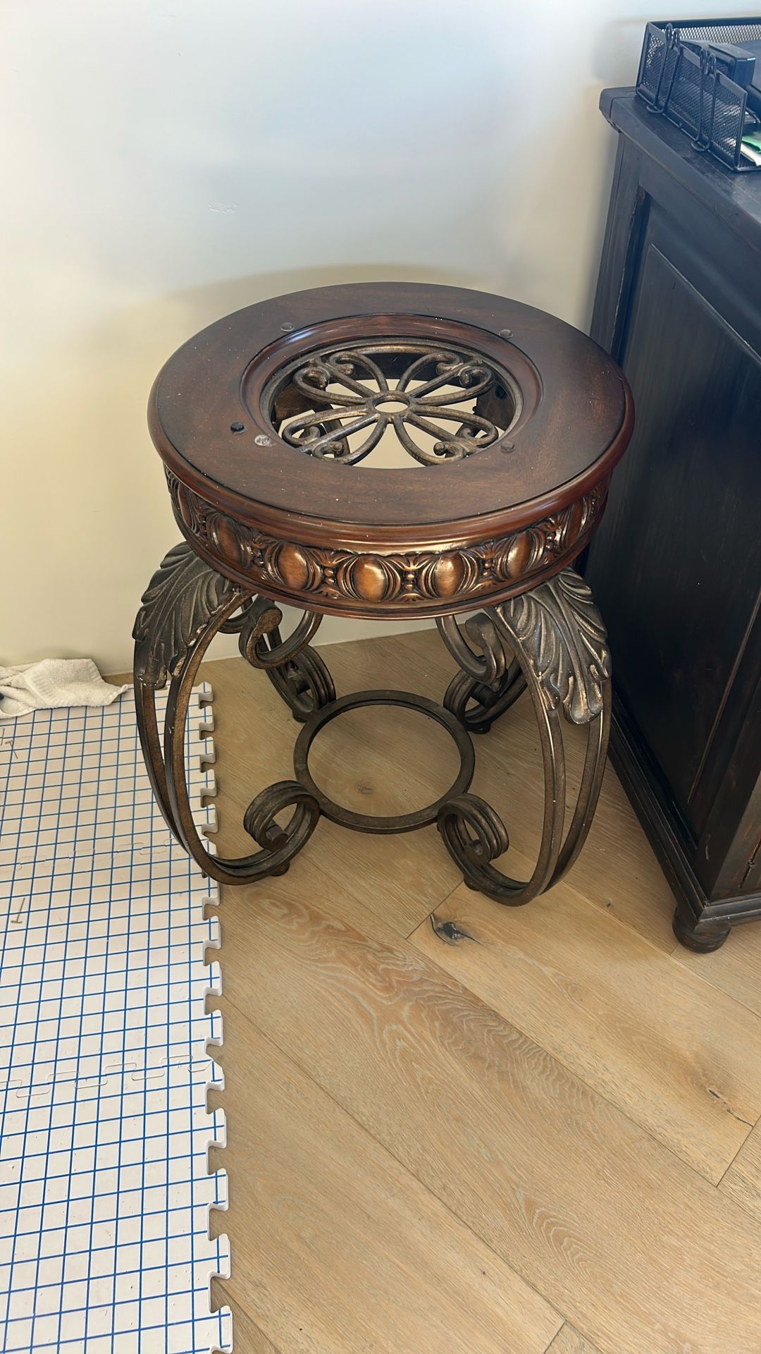 Antique Side / End / Corner Table