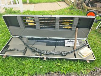 Vintage Hoyt USA Compound Bow Hunting Bundle - With Case & Arrows