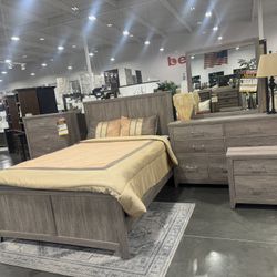 6 PIECE QUEEN BEDROOM SET. Includes: 3Pc Queen Bed, Dresser, Mirror & Nightstand  