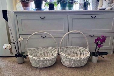 $15 Each Basket: Vintage White Wicker Basket With Fixed Handle 17ʺW × 16ʺD × 7ʺH(18”H: with handle) (Pick up🛒 In Bellevue)*Check out my Other Posts