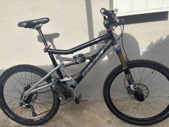 SANTA CRUZ BULLIT MOUNTAIN BIKE