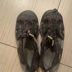 Woman's Size 6 Keen Shoes
