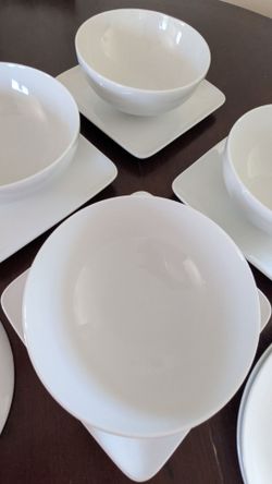 Crate And Barrel Salad/Soup Bowls and PLATES (set of 4)