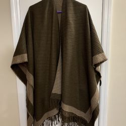 Reversible Black And Grey Ponchó Sweater. Reversible Beige And Brown Ponchó.