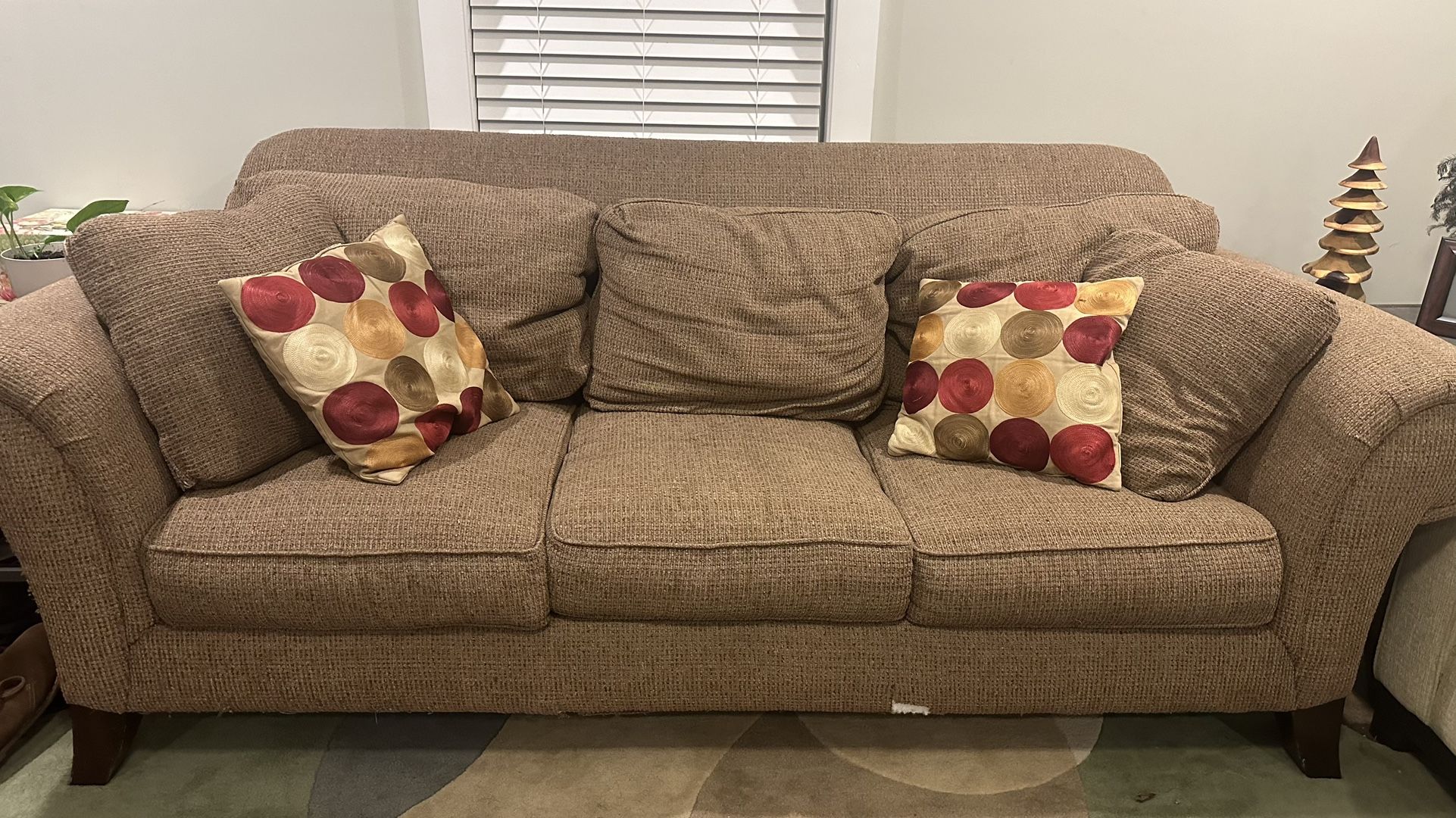 Comfy Couch & Throw Pillows Home & Garden