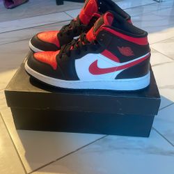 Air Jordan 1 Mid GS Size 7y  Black/Fire Red-White