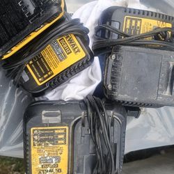 3 Dewalt Charger 2 Baterry 