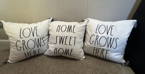 3 Decorative pillows 