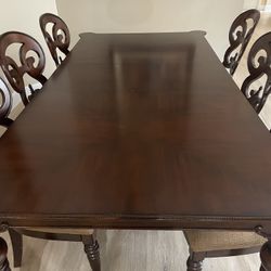 Dining room table With 6 chairs & 2 18” Leaves