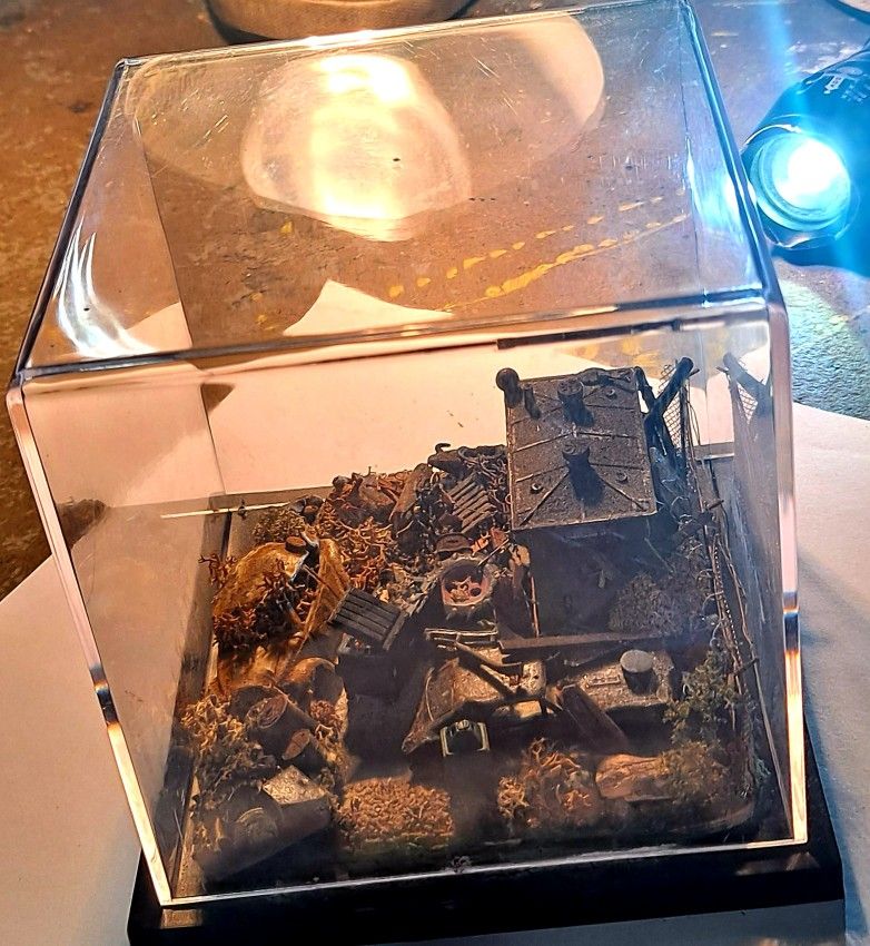 HO SCALE JUNK YARD SCENE IN NICE DISPLAY CASE - Painted Professionally, High In Detail and Weathered .