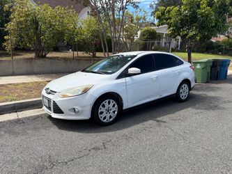 2012 Ford focus SE hatchback