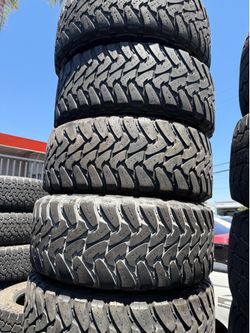 Vendo 35/12.50/R17 las 4 llantas Toyo Mt por $300