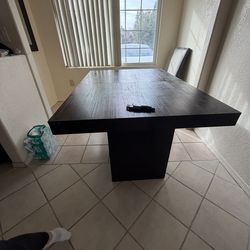 Extendable dinning table