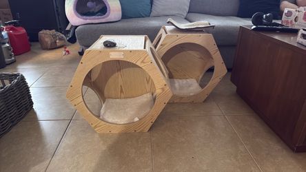 Hexagonal Wall-Mount cat shelf