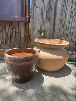 2 LARGE PLANTING POTS SEE DESCRIPTION