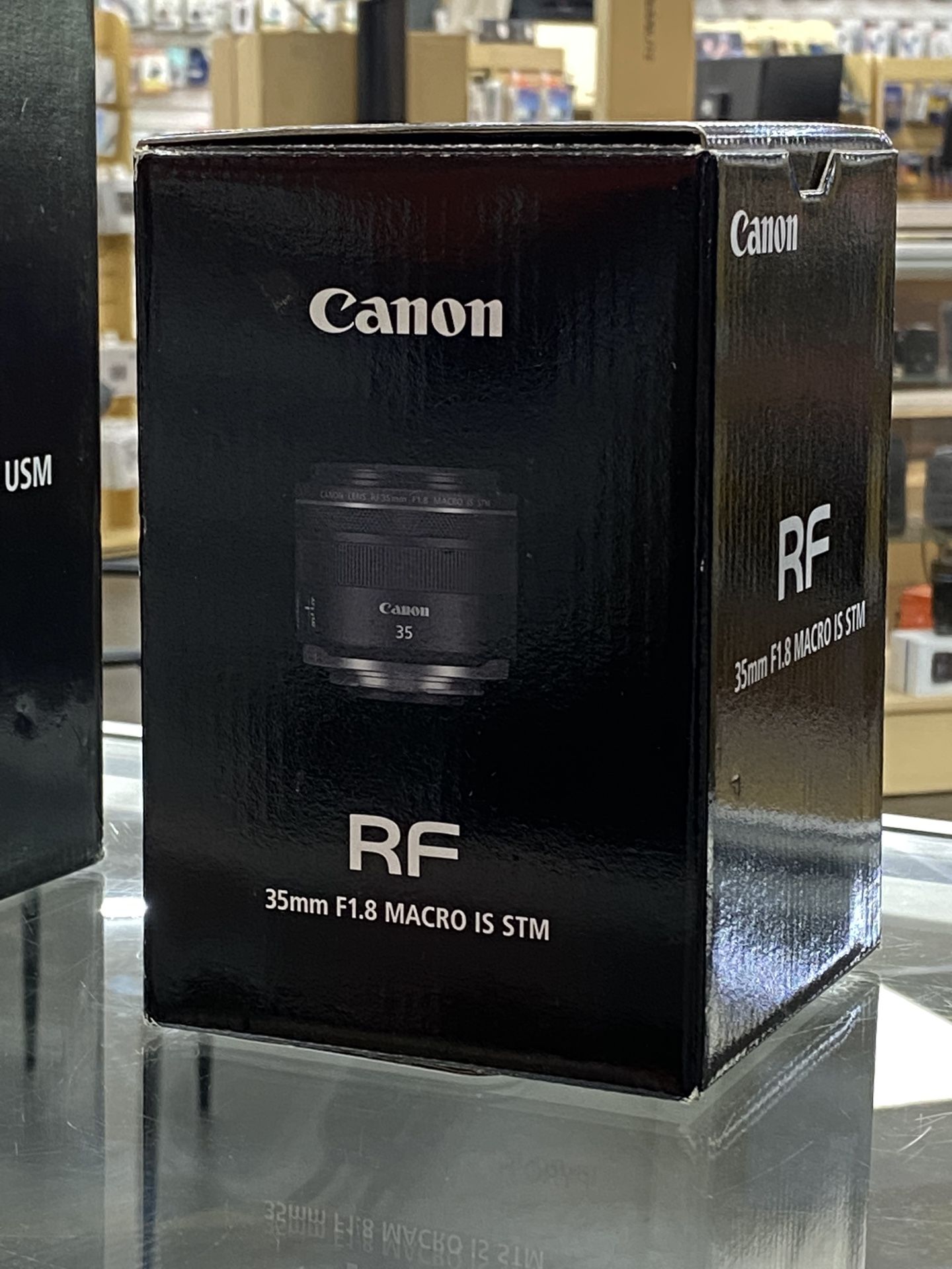 Canon RF 35mm F1.8 Macro IS STM
