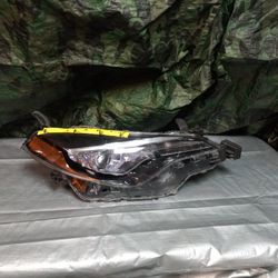 2017-18 Toyota Corolla Right Headlight Regular 